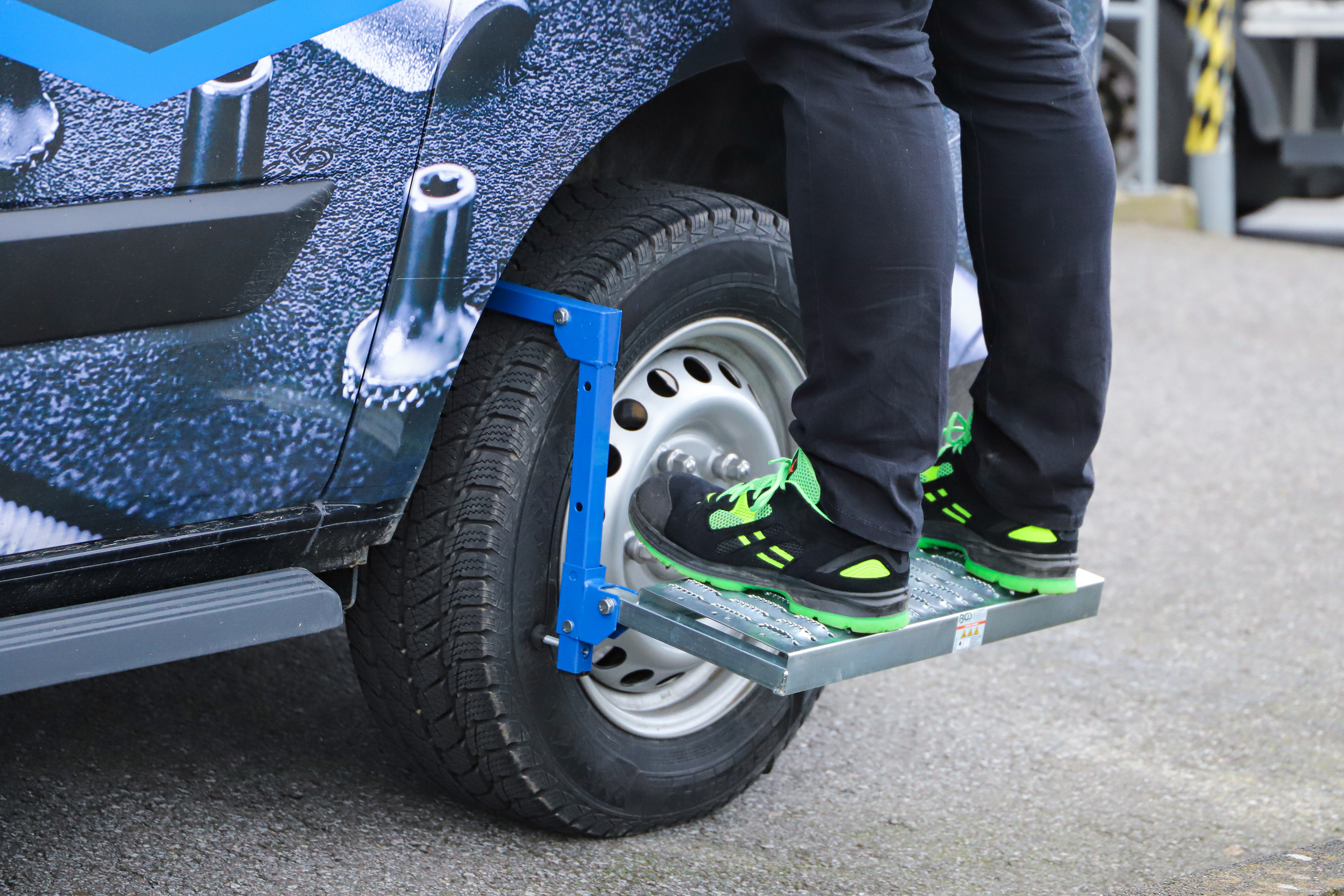 BGS Reifen-Klapptritt | einstellbar | für Kleintransporter und 4x4 Fahrzeuge
